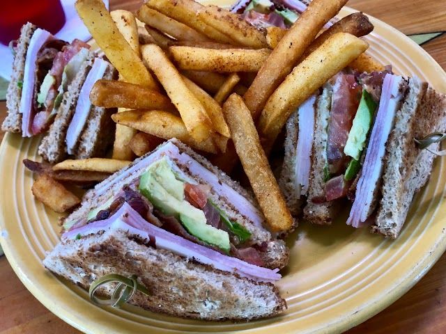 Lucy's Retired Surfers Bar & Restaurant